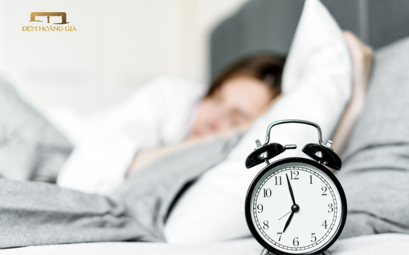 Xây dựng lịch trình ngủ đều đặn là một trong những bí quyết giúp bạn ngủ ngon giấc